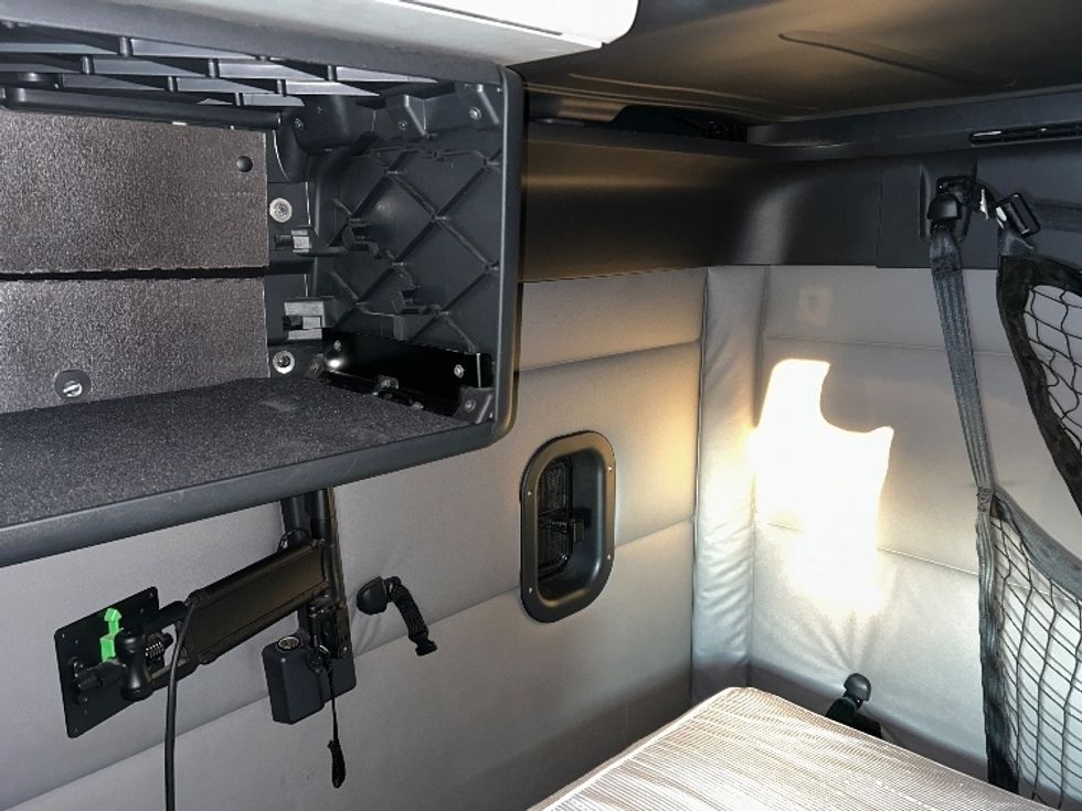 Sleeper Tractor-Heavy Duty Tractors-Freightliner-2020-T12664ST-Greensboro-NC-623,503\n\t\tmiles-$ 51,750 - Image 19