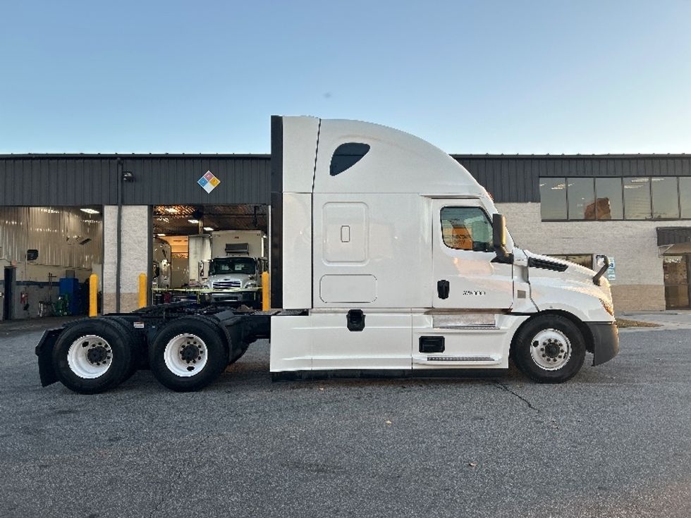 Sleeper Tractor-Heavy Duty Tractors-Freightliner-2020-T12664ST-Greensboro-NC-623,503\n\t\tmiles-$ 51,750 - Image 8