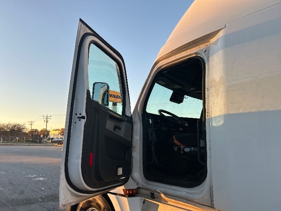 Sleeper Tractor-Heavy Duty Tractors-Freightliner-2020-T12664ST-Greensboro-NC-623,503\n\t\tmiles-$ 51,750 - Image 9