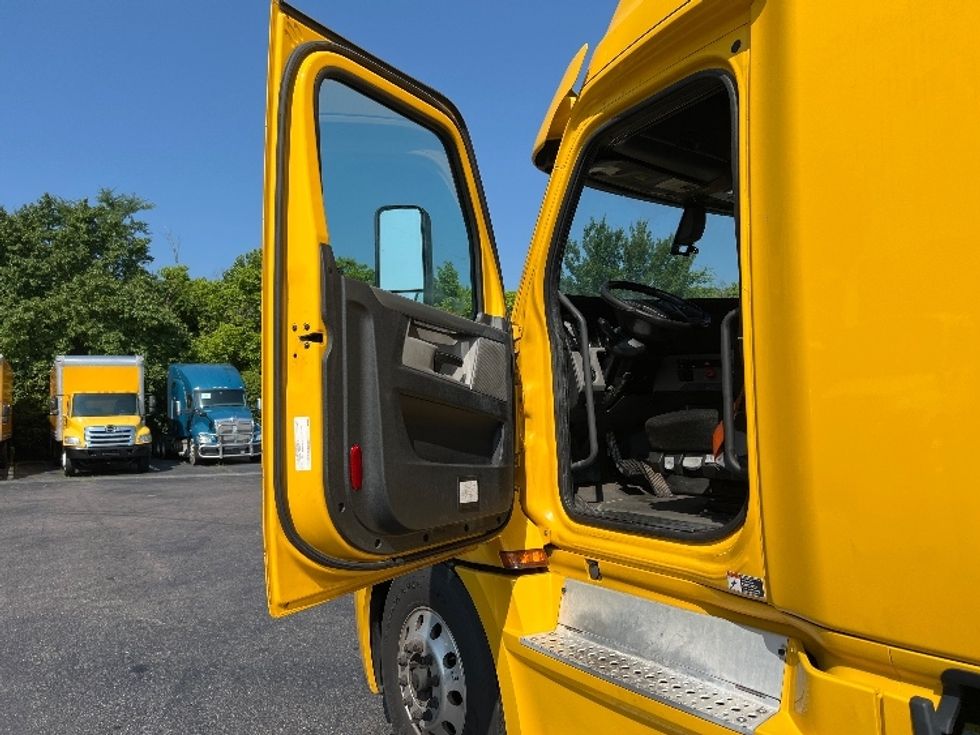 Sleeper Tractor-Heavy Duty Tractors-Freightliner-2020-T12664ST-Greensboro-NC-785,761\n\t\tmiles-$ 42,250 - Image 10