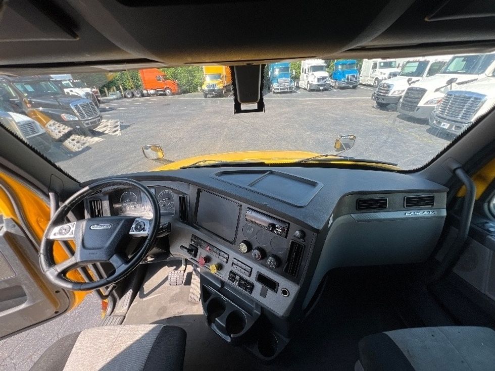 Sleeper Tractor-Heavy Duty Tractors-Freightliner-2020-T12664ST-Greensboro-NC-785,761\n\t\tmiles-$ 42,250 - Image 12