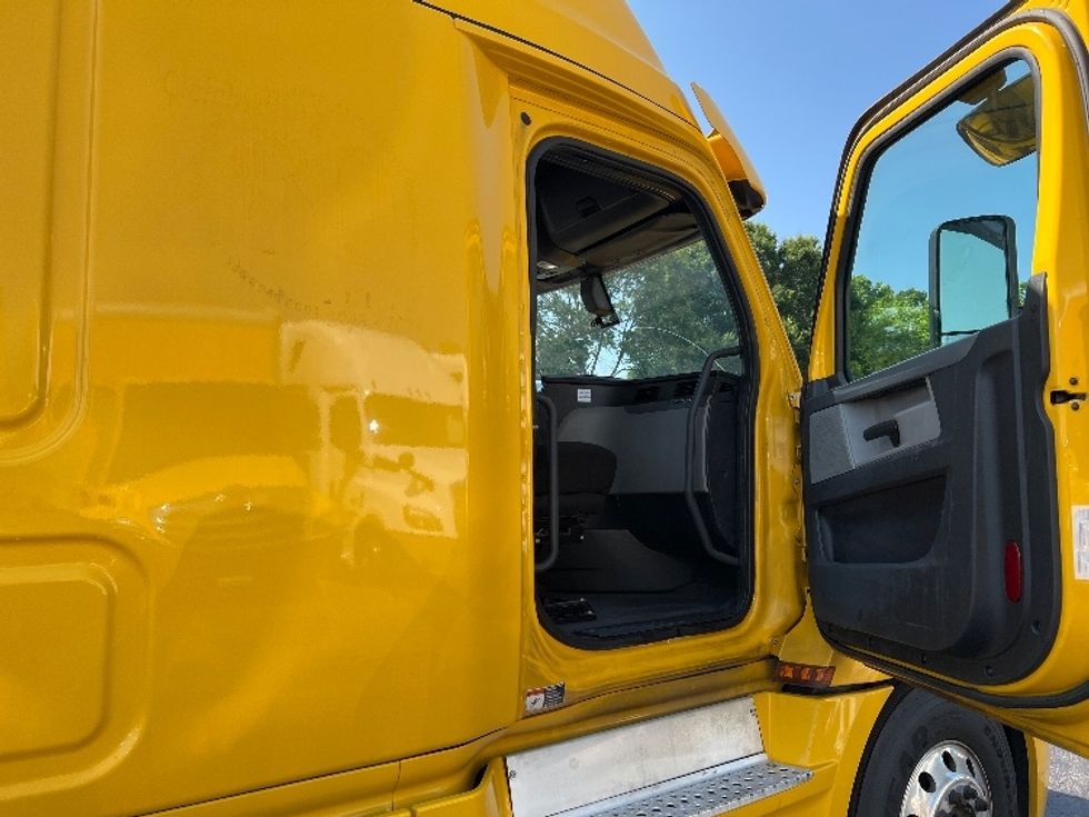 Sleeper Tractor-Heavy Duty Tractors-Freightliner-2020-T12664ST-Greensboro-NC-785,761\n\t\tmiles-$ 42,250 - Image 13