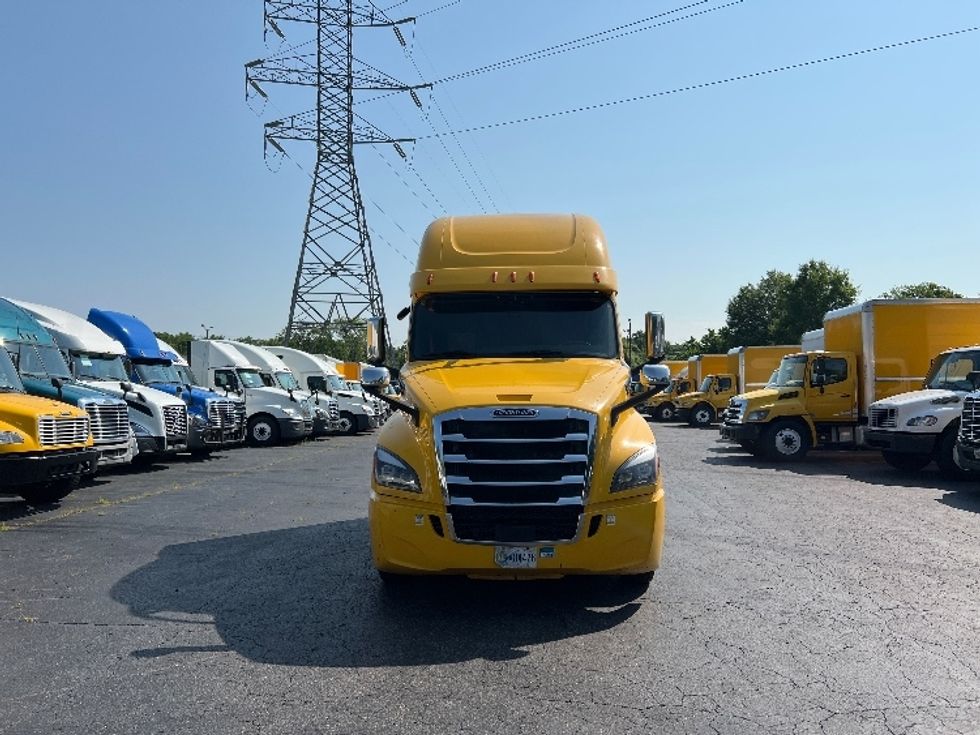 Sleeper Tractor-Heavy Duty Tractors-Freightliner-2020-T12664ST-Greensboro-NC-785,761\n\t\tmiles-$ 42,250 - Image 2