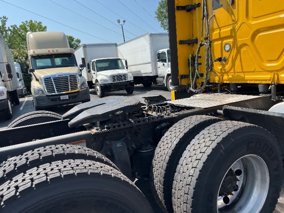 Sleeper Tractor-Heavy Duty Tractors-Freightliner-2020-T12664ST-Greensboro-NC-785,761\n\t\tmiles-$ 42,250 - Image 23