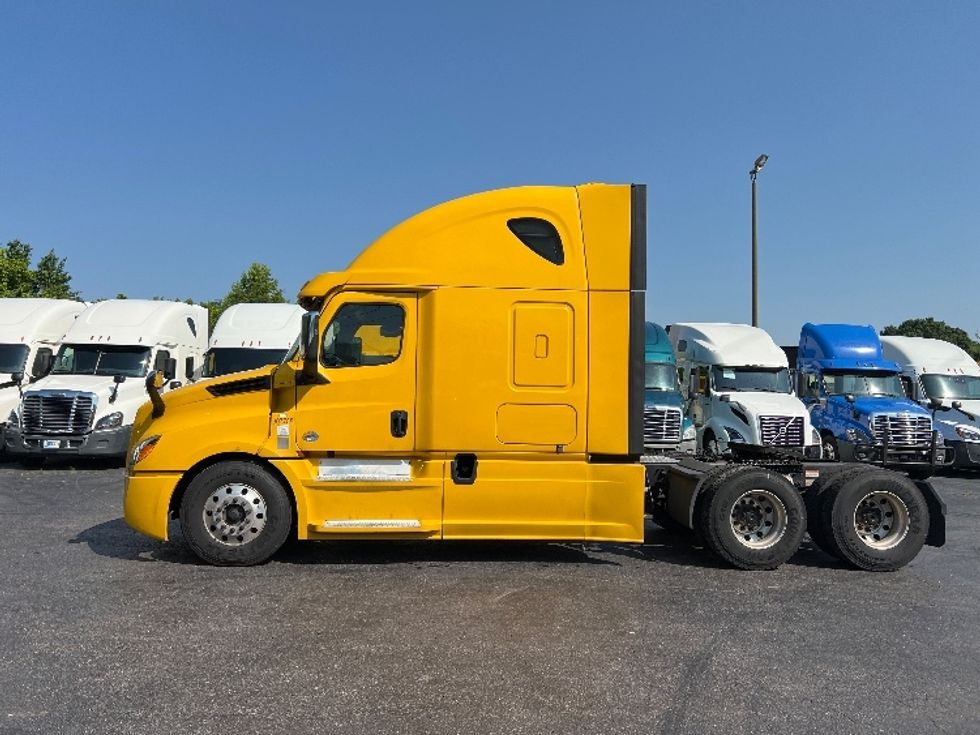 Sleeper Tractor-Heavy Duty Tractors-Freightliner-2020-T12664ST-Greensboro-NC-785,761\n\t\tmiles-$ 42,250 - Image 4