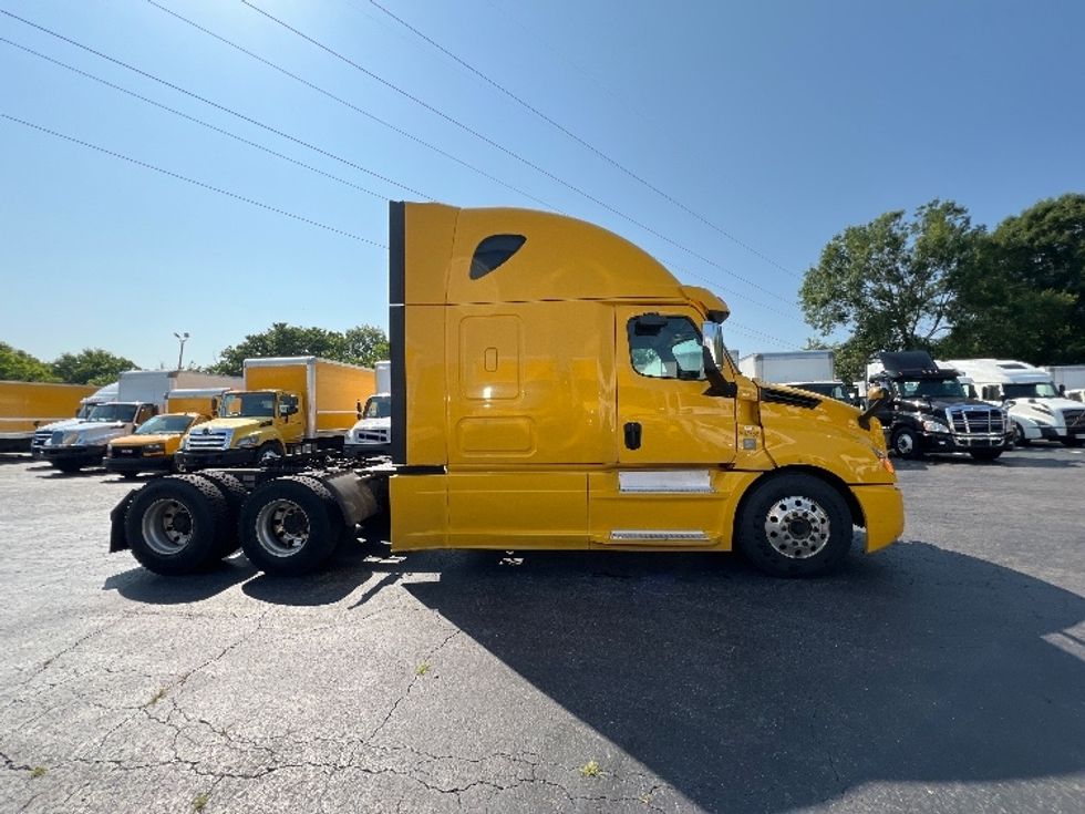 Sleeper Tractor-Heavy Duty Tractors-Freightliner-2020-T12664ST-Greensboro-NC-785,761\n\t\tmiles-$ 42,250 - Image 9