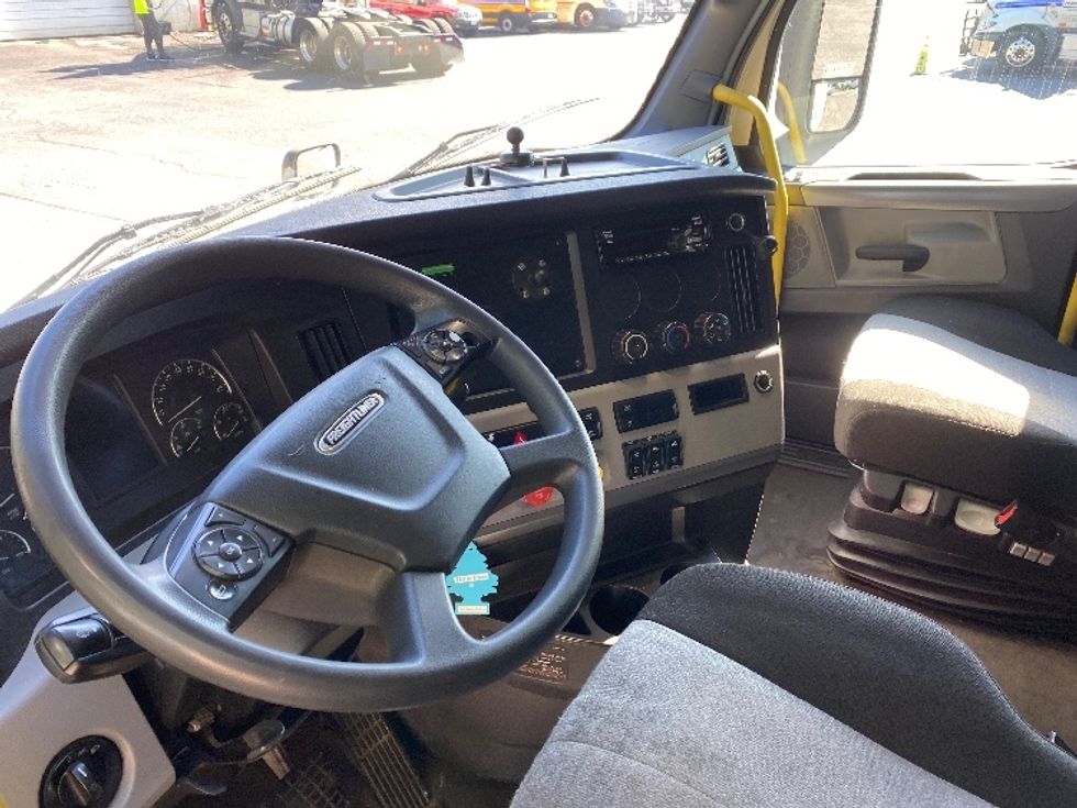 Sleeper Tractor-Heavy Duty Tractors-Freightliner-2020-T12664ST-Greensboro-NC-866,498\n\t\tmiles-$ 45,250 - Image 10