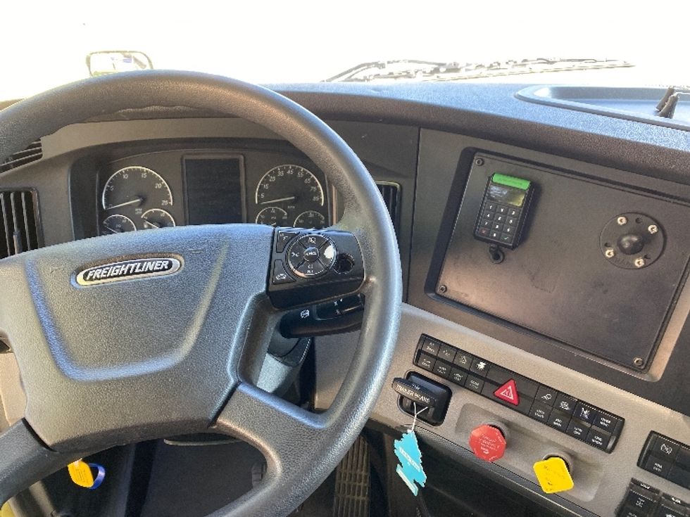 Sleeper Tractor-Heavy Duty Tractors-Freightliner-2020-T12664ST-Greensboro-NC-866,498\n\t\tmiles-$ 45,250 - Image 11