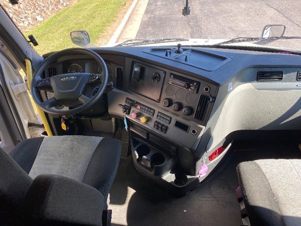 Sleeper Tractor-Heavy Duty Tractors-Freightliner-2020-T12664ST-Greensboro-NC-866,498\n\t\tmiles-$ 45,250 - Image 12