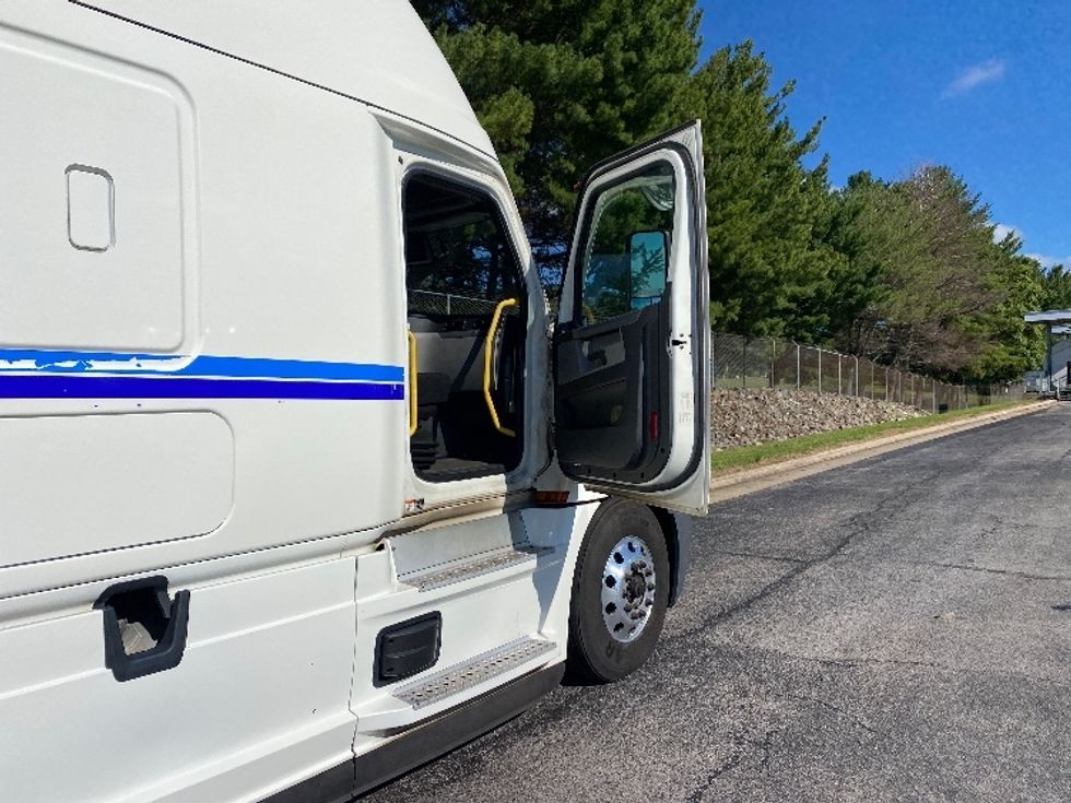 Sleeper Tractor-Heavy Duty Tractors-Freightliner-2020-T12664ST-Greensboro-NC-866,498\n\t\tmiles-$ 45,250 - Image 13