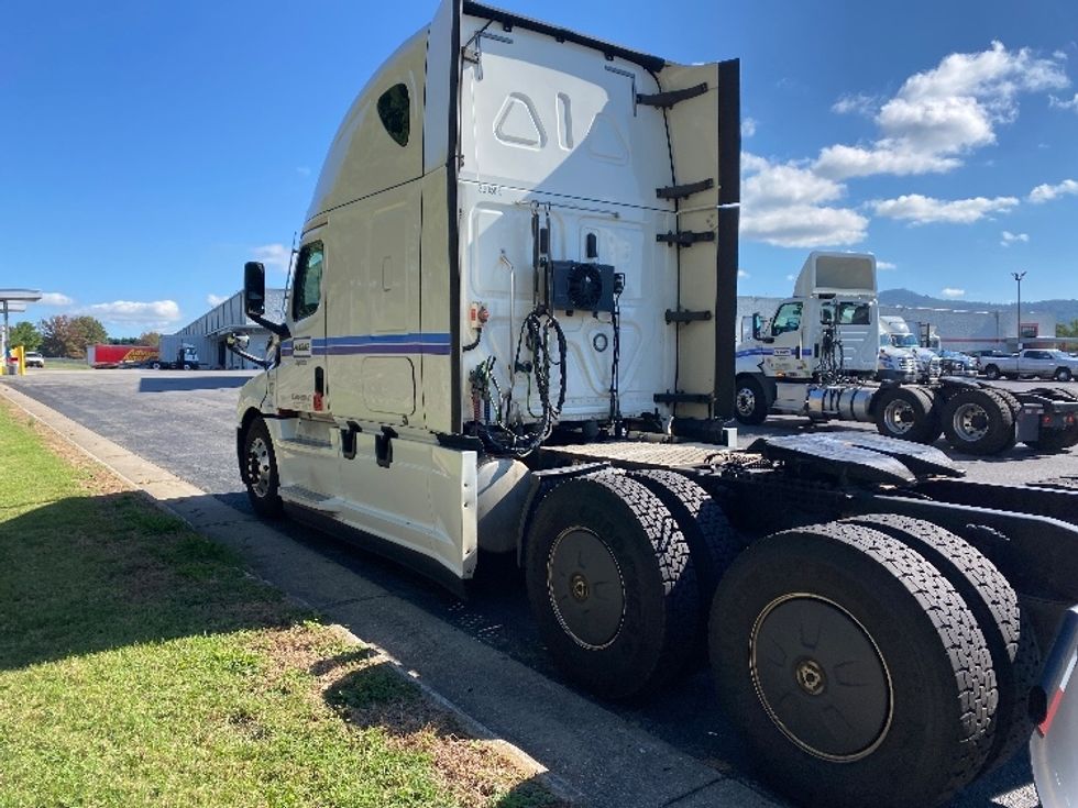 Sleeper Tractor-Heavy Duty Tractors-Freightliner-2020-T12664ST-Greensboro-NC-866,498\n\t\tmiles-$ 45,250 - Image 5