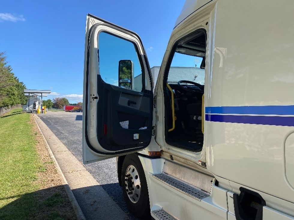 Sleeper Tractor-Heavy Duty Tractors-Freightliner-2020-T12664ST-Greensboro-NC-866,498\n\t\tmiles-$ 45,250 - Image 9