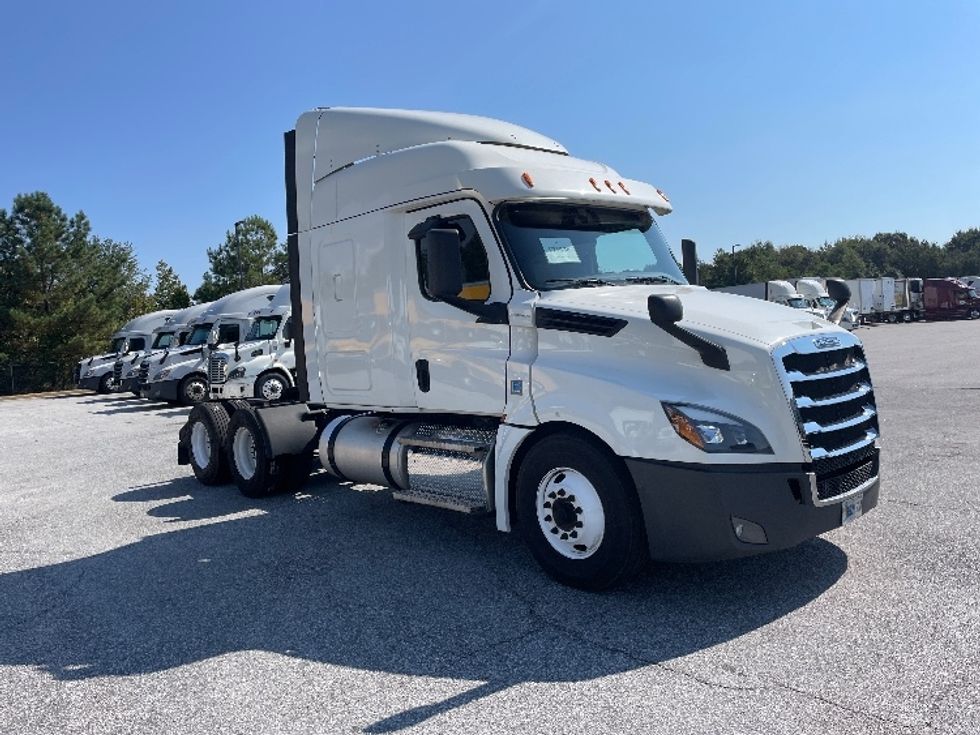 Sleeper Tractor-Heavy Duty Tractors-Freightliner-2020-T12664ST-Greenville-SC-723,225\n\t\tmiles-$ 40,000 - Image 1