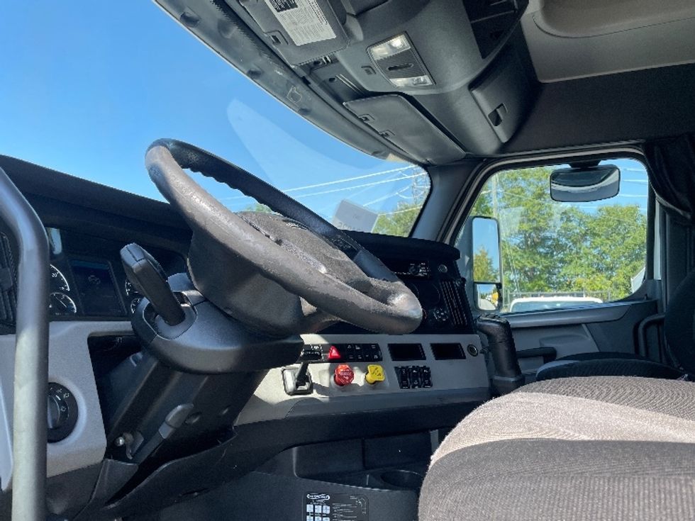 Sleeper Tractor-Heavy Duty Tractors-Freightliner-2020-T12664ST-Greenville-SC-723,225\n\t\tmiles-$ 40,000 - Image 10