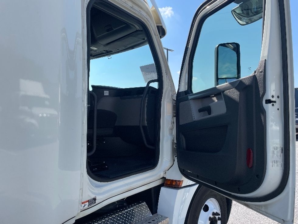 Sleeper Tractor-Heavy Duty Tractors-Freightliner-2020-T12664ST-Greenville-SC-723,225\n\t\tmiles-$ 40,000 - Image 13