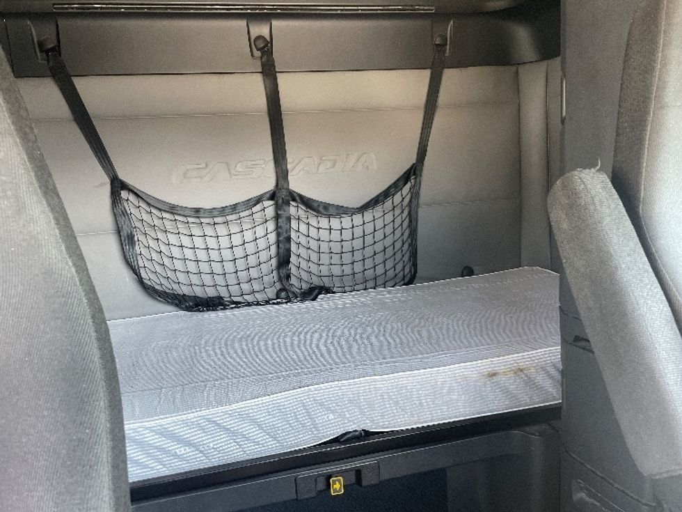 Sleeper Tractor-Heavy Duty Tractors-Freightliner-2020-T12664ST-Greenville-SC-723,225\n\t\tmiles-$ 40,000 - Image 16