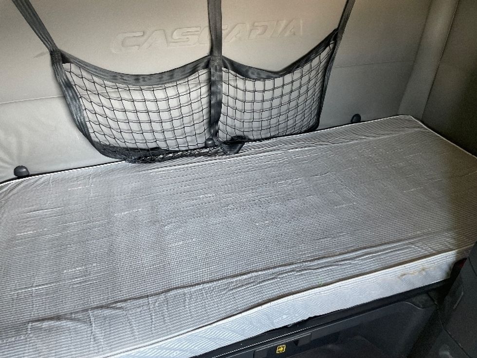 Sleeper Tractor-Heavy Duty Tractors-Freightliner-2020-T12664ST-Greenville-SC-723,225\n\t\tmiles-$ 40,000 - Image 17