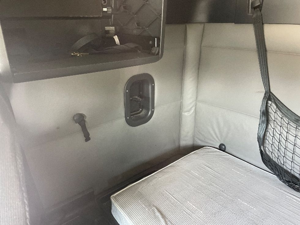 Sleeper Tractor-Heavy Duty Tractors-Freightliner-2020-T12664ST-Greenville-SC-723,225\n\t\tmiles-$ 40,000 - Image 19