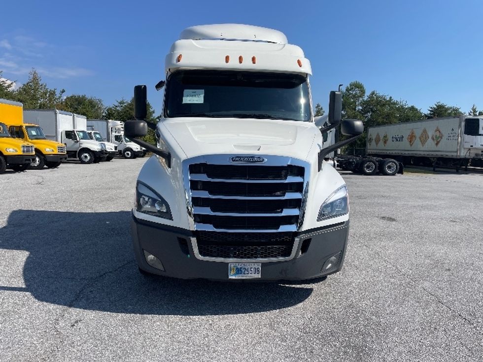 Sleeper Tractor-Heavy Duty Tractors-Freightliner-2020-T12664ST-Greenville-SC-723,225\n\t\tmiles-$ 40,000 - Image 2