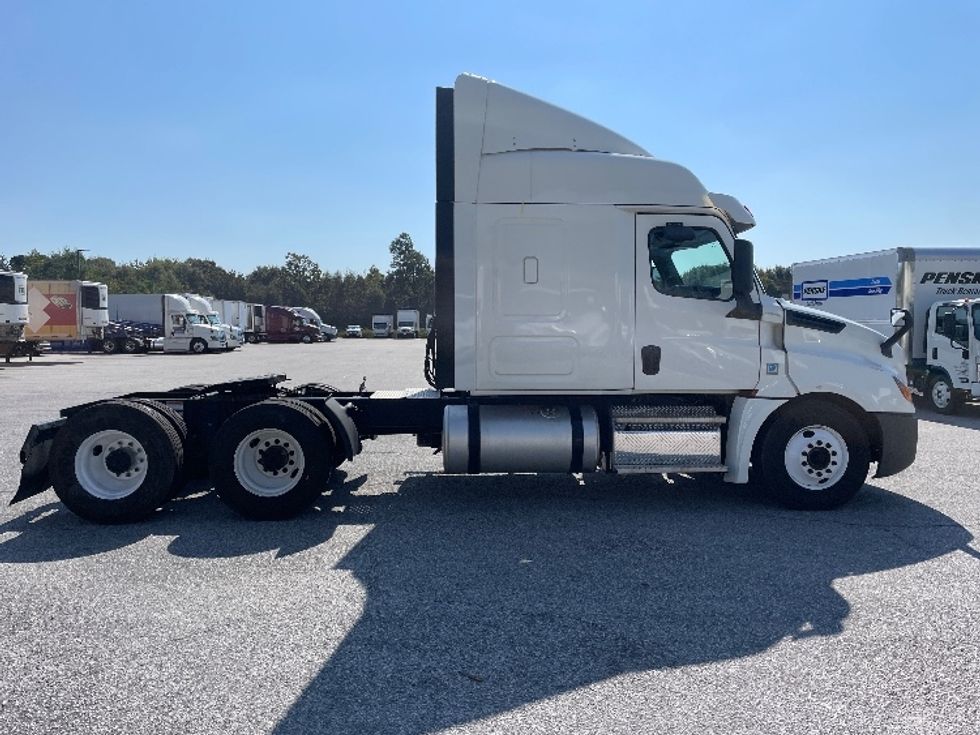 Sleeper Tractor-Heavy Duty Tractors-Freightliner-2020-T12664ST-Greenville-SC-723,225\n\t\tmiles-$ 40,000 - Image 8