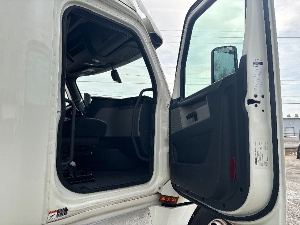 Sleeper Tractor-Heavy Duty Tractors-Freightliner-2020-T12664ST-Greer-SC-507,332\n\t\tmiles-$ 57,500 - Image 13