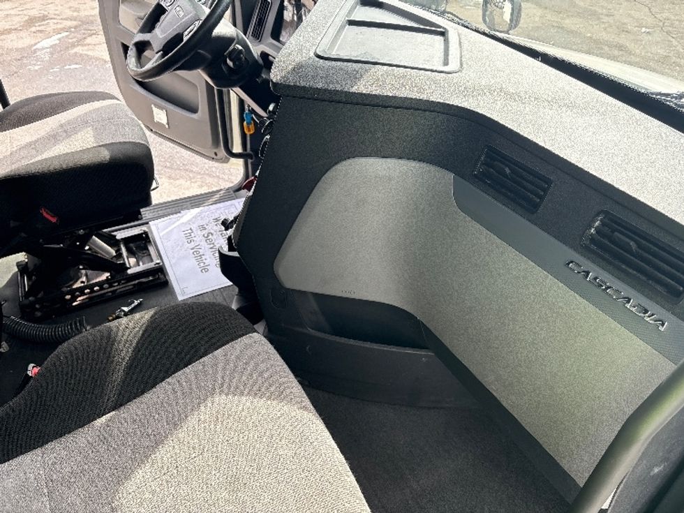 Sleeper Tractor-Heavy Duty Tractors-Freightliner-2020-T12664ST-Greer-SC-507,332\n\t\tmiles-$ 57,500 - Image 15