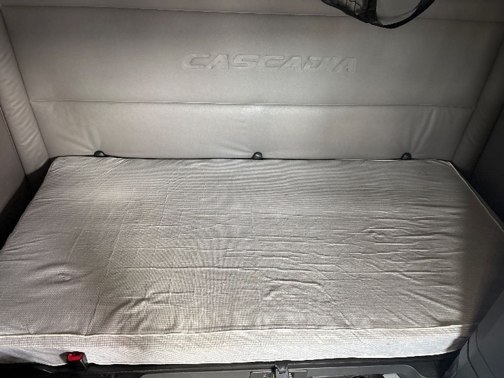 Sleeper Tractor-Heavy Duty Tractors-Freightliner-2020-T12664ST-Greer-SC-507,332\n\t\tmiles-$ 57,500 - Image 17