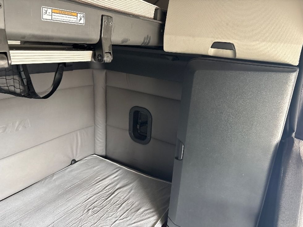 Sleeper Tractor-Heavy Duty Tractors-Freightliner-2020-T12664ST-Greer-SC-507,332\n\t\tmiles-$ 57,500 - Image 18