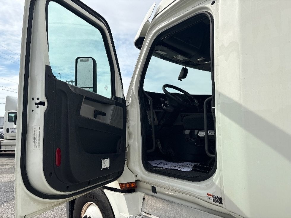 Sleeper Tractor-Heavy Duty Tractors-Freightliner-2020-T12664ST-Greer-SC-507,332\n\t\tmiles-$ 57,500 - Image 9