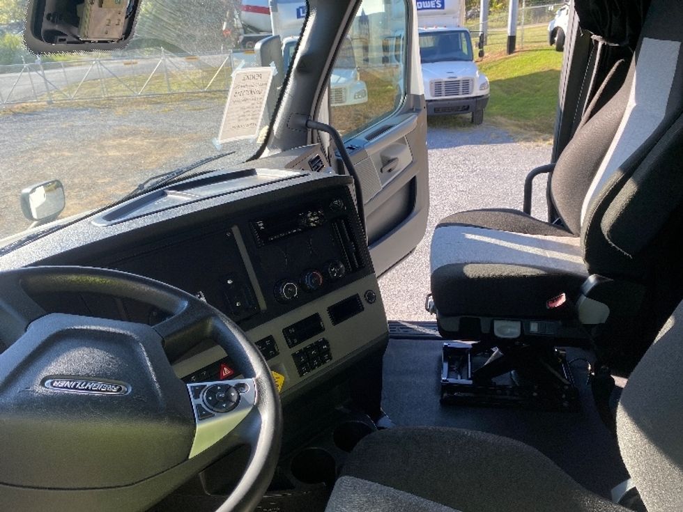 Sleeper Tractor-Heavy Duty Tractors-Freightliner-2020-T12664ST-Greer-SC-656,720\n\t\tmiles-$ 60,750 - Image 10