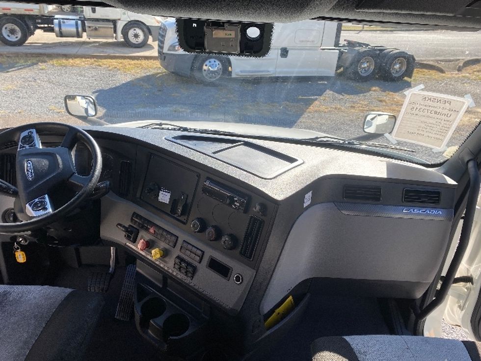 Sleeper Tractor-Heavy Duty Tractors-Freightliner-2020-T12664ST-Greer-SC-656,720\n\t\tmiles-$ 60,750 - Image 12
