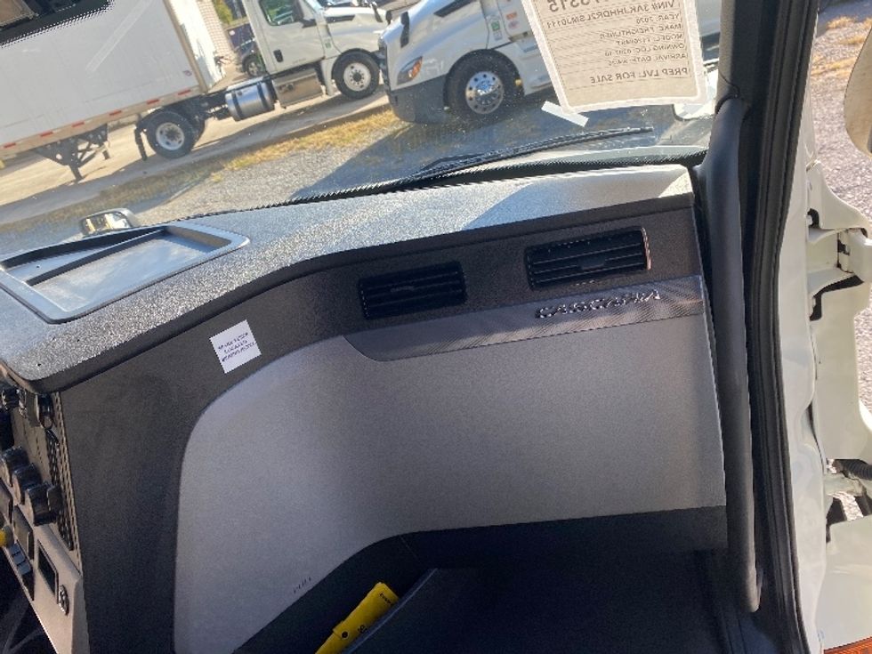 Sleeper Tractor-Heavy Duty Tractors-Freightliner-2020-T12664ST-Greer-SC-656,720\n\t\tmiles-$ 60,750 - Image 14
