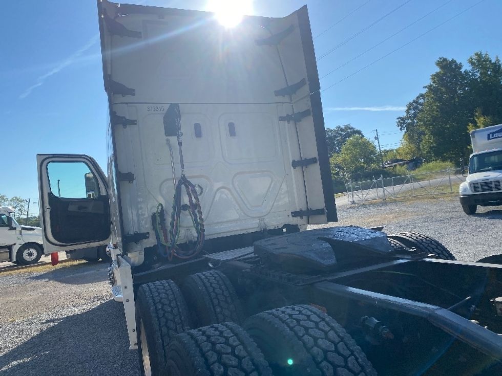 Sleeper Tractor-Heavy Duty Tractors-Freightliner-2020-T12664ST-Greer-SC-656,720\n\t\tmiles-$ 60,750 - Image 22