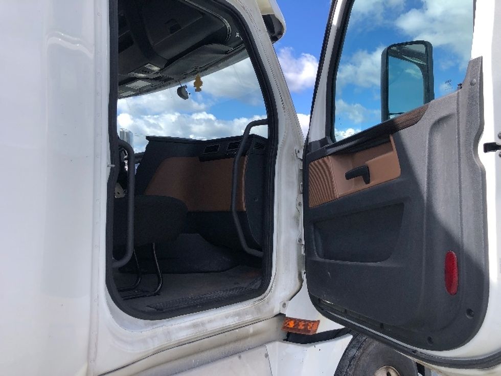 Sleeper Tractor-Heavy Duty Tractors-Freightliner-2020-T12664ST-Guilderland Center-NY-494,551\n\t\tmiles-$ 72,000 - Image 13