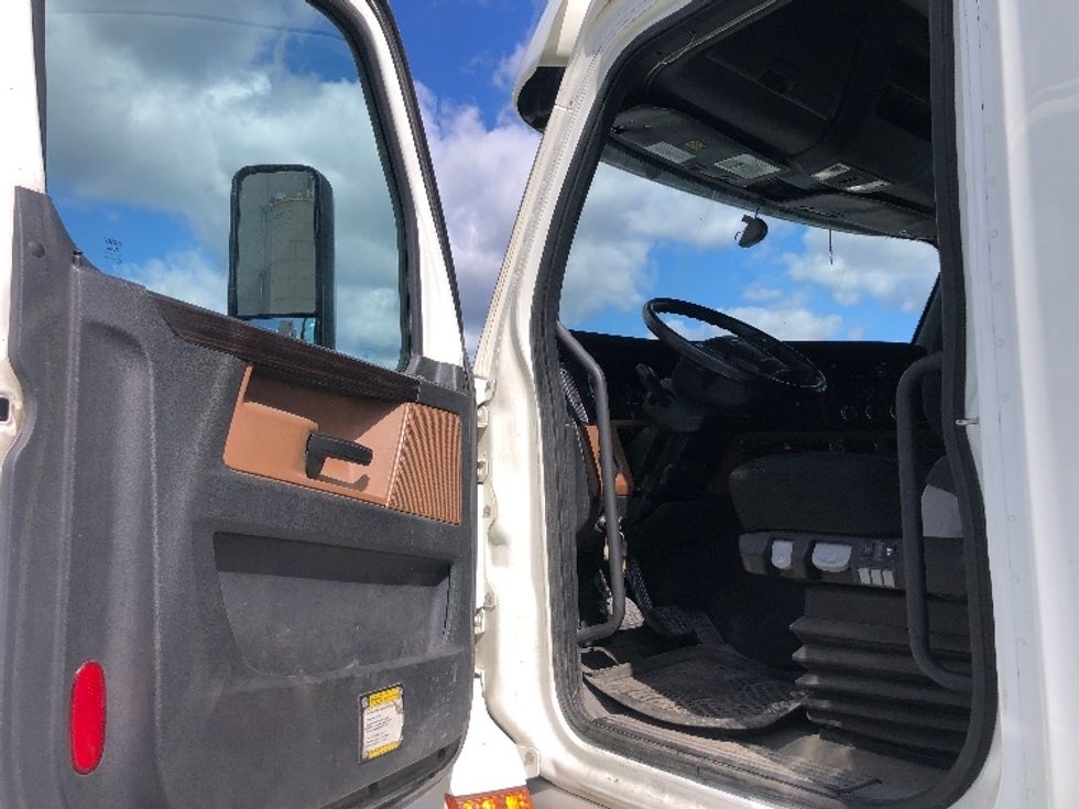 Sleeper Tractor-Heavy Duty Tractors-Freightliner-2020-T12664ST-Guilderland Center-NY-494,551\n\t\tmiles-$ 72,000 - Image 9