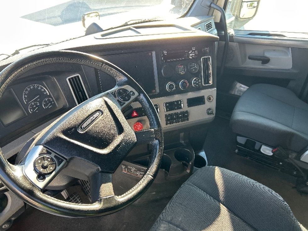 Sleeper Tractor-Heavy Duty Tractors-Freightliner-2020-T12664ST-Hammond-LA-198,444\n\t\tmiles-$ 83,750 - Image 10