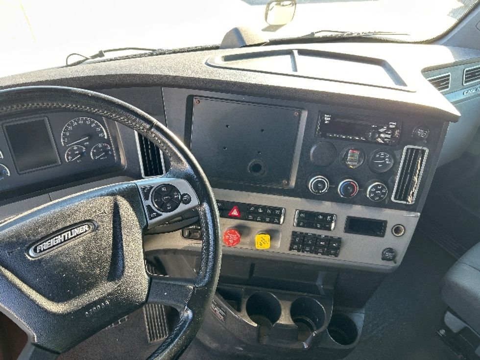 Sleeper Tractor-Heavy Duty Tractors-Freightliner-2020-T12664ST-Hammond-LA-198,444\n\t\tmiles-$ 83,750 - Image 11