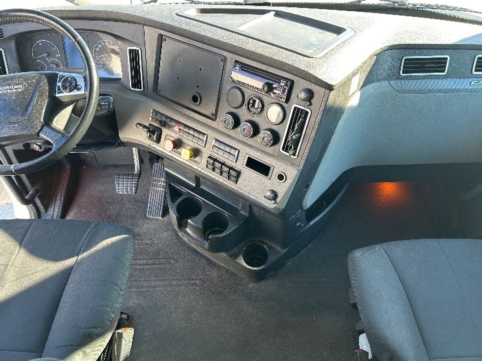 Sleeper Tractor-Heavy Duty Tractors-Freightliner-2020-T12664ST-Hammond-LA-198,444\n\t\tmiles-$ 83,750 - Image 12