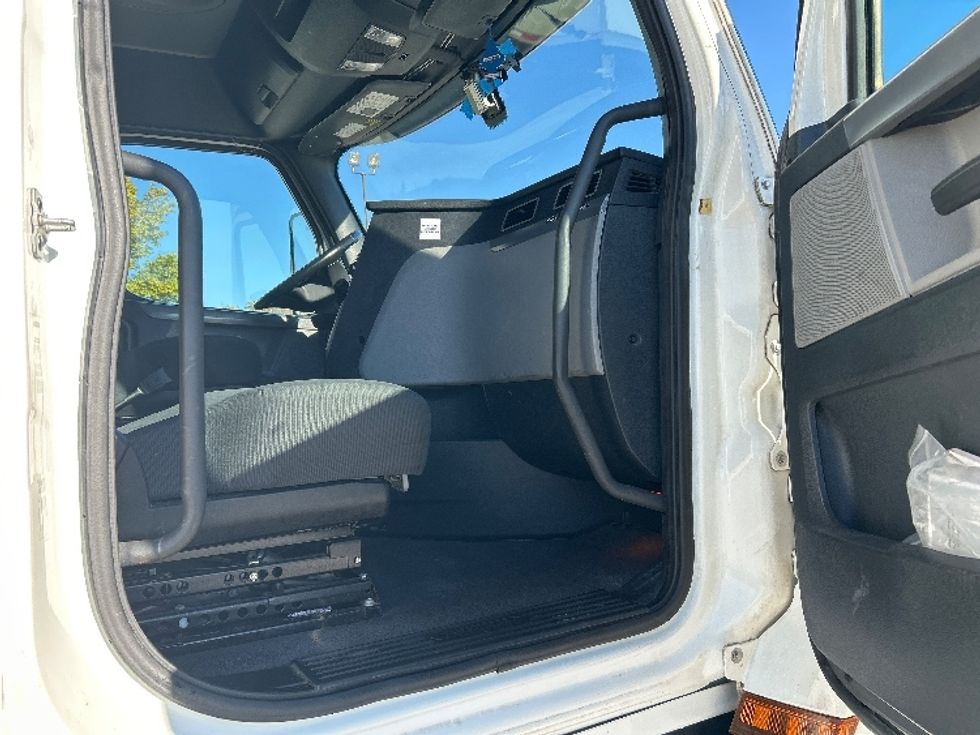 Sleeper Tractor-Heavy Duty Tractors-Freightliner-2020-T12664ST-Hammond-LA-198,444\n\t\tmiles-$ 83,750 - Image 13