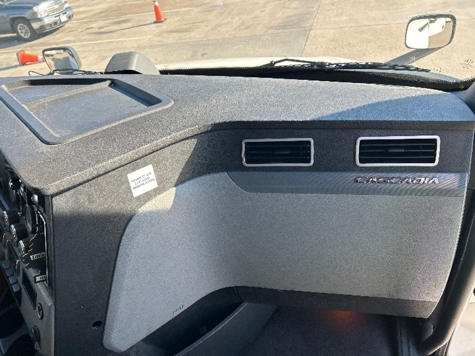 Sleeper Tractor-Heavy Duty Tractors-Freightliner-2020-T12664ST-Hammond-LA-198,444\n\t\tmiles-$ 83,750 - Image 14