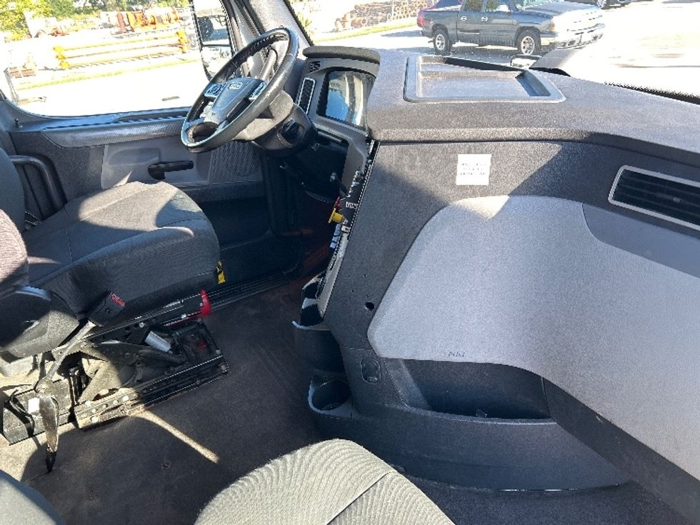 Sleeper Tractor-Heavy Duty Tractors-Freightliner-2020-T12664ST-Hammond-LA-198,444\n\t\tmiles-$ 83,750 - Image 15