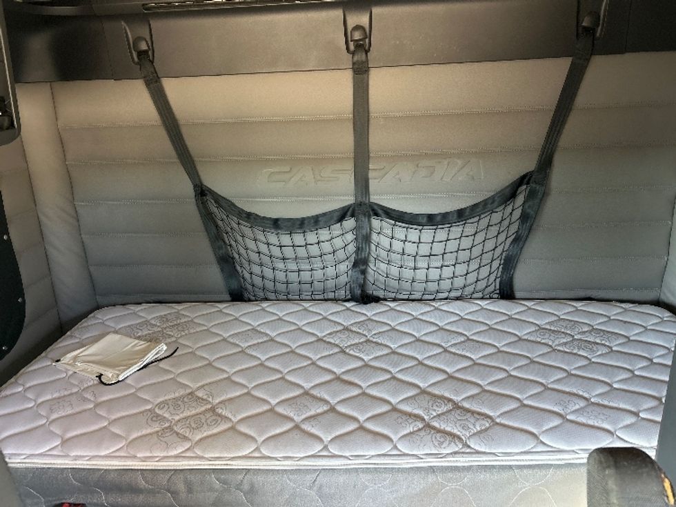 Sleeper Tractor-Heavy Duty Tractors-Freightliner-2020-T12664ST-Hammond-LA-198,444\n\t\tmiles-$ 83,750 - Image 16