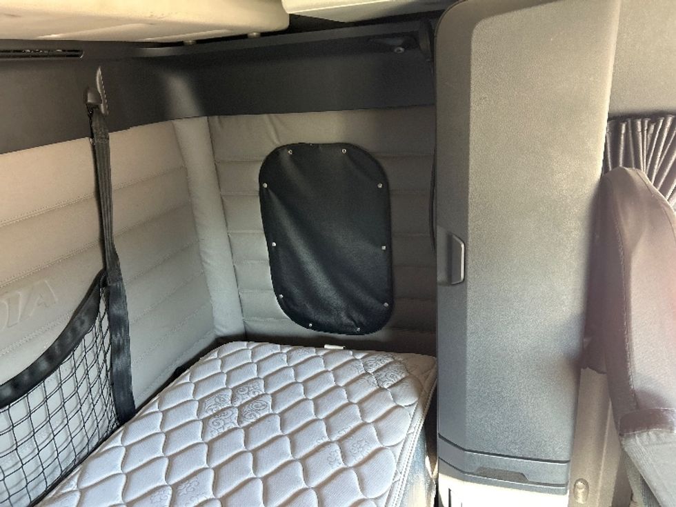 Sleeper Tractor-Heavy Duty Tractors-Freightliner-2020-T12664ST-Hammond-LA-198,444\n\t\tmiles-$ 83,750 - Image 19