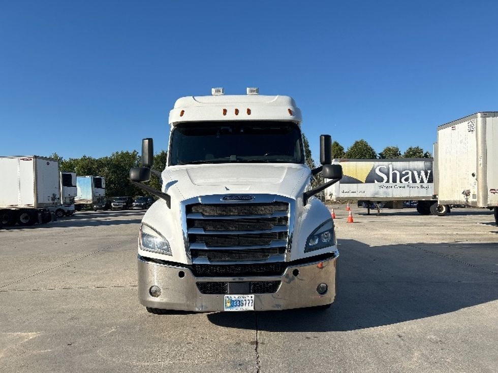 Sleeper Tractor-Heavy Duty Tractors-Freightliner-2020-T12664ST-Hammond-LA-198,444\n\t\tmiles-$ 83,750 - Image 2