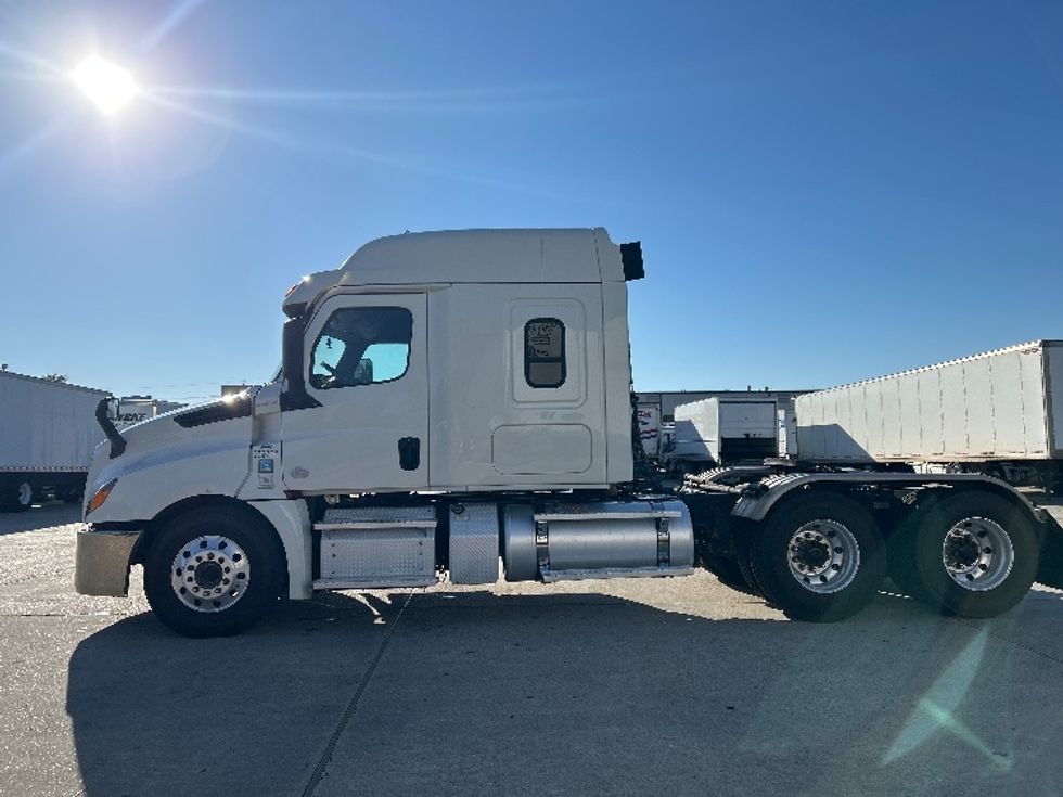Sleeper Tractor-Heavy Duty Tractors-Freightliner-2020-T12664ST-Hammond-LA-198,444\n\t\tmiles-$ 83,750 - Image 4