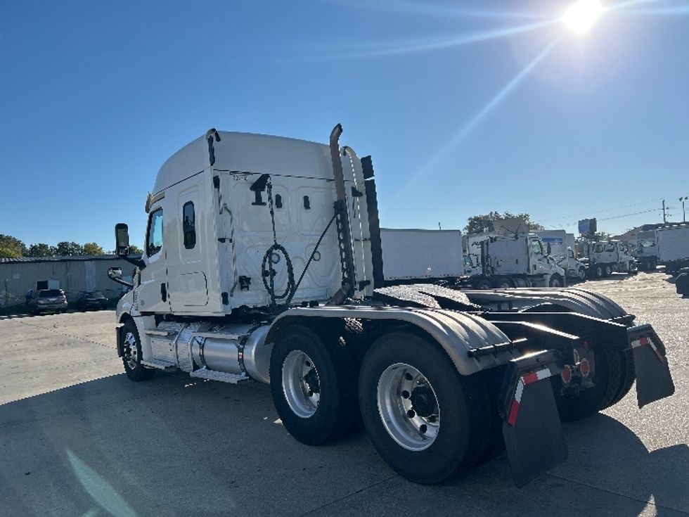Sleeper Tractor-Heavy Duty Tractors-Freightliner-2020-T12664ST-Hammond-LA-198,444\n\t\tmiles-$ 83,750 - Image 5