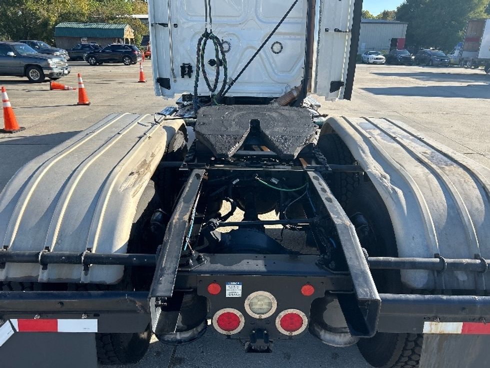 Sleeper Tractor-Heavy Duty Tractors-Freightliner-2020-T12664ST-Hammond-LA-198,444\n\t\tmiles-$ 83,750 - Image 6
