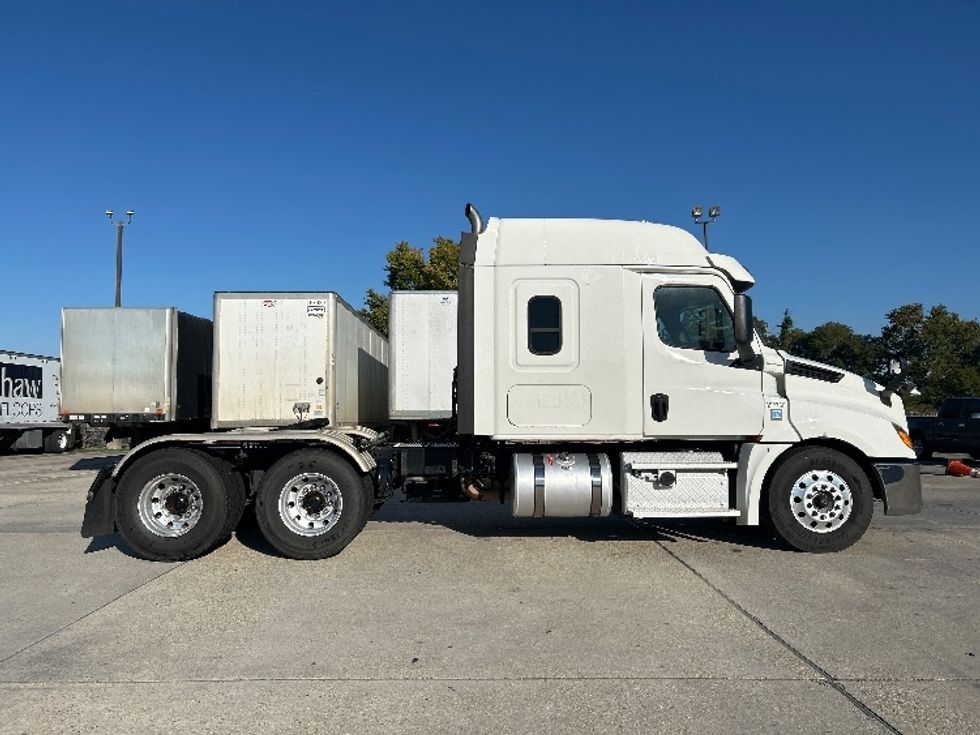 Sleeper Tractor-Heavy Duty Tractors-Freightliner-2020-T12664ST-Hammond-LA-198,444\n\t\tmiles-$ 83,750 - Image 8