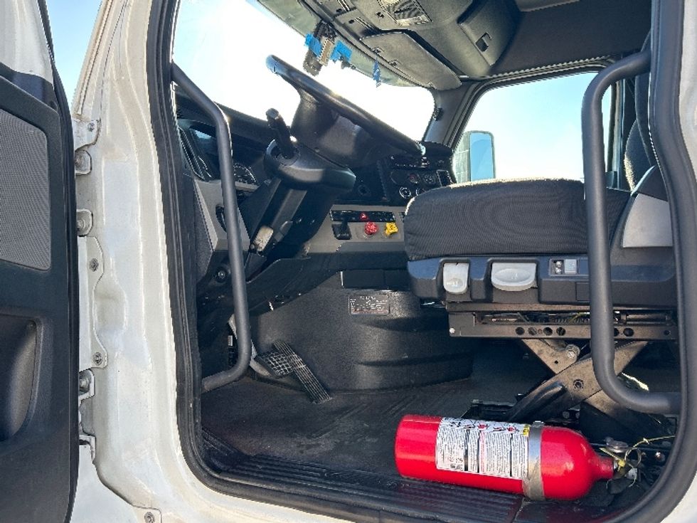 Sleeper Tractor-Heavy Duty Tractors-Freightliner-2020-T12664ST-Hammond-LA-198,444\n\t\tmiles-$ 83,750 - Image 9