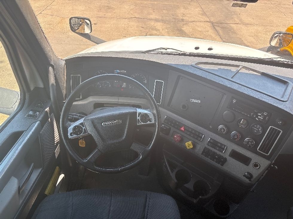 Sleeper Tractor-Heavy Duty Tractors-Freightliner-2020-T12664ST-Hammond-LA-215,197\n\t\tmiles-$ 83,750 - Image 10